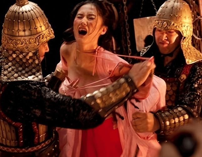 古代刑罚制度中的女性罪犯处置方式解析:从五花大绑看司法演变 古代刑罚制度中的女性罪犯处置方式解析:从五花大绑看司法演变