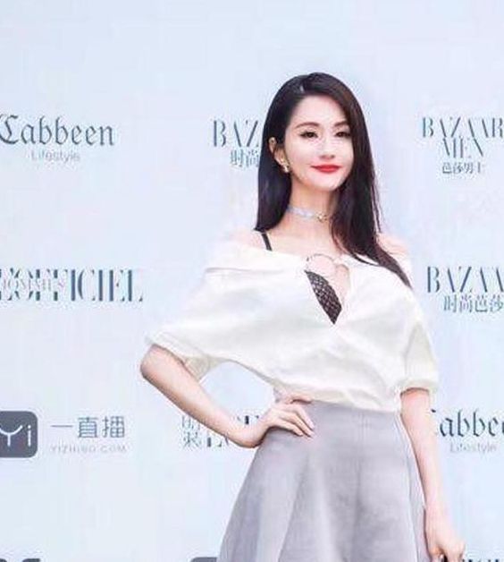 蓝燕微博穿搭秘籍大公开:明星同款搭配技巧与幕后造型故事解析 蓝燕微博穿搭秘籍大公开:明星同款搭配技巧与幕后造型故事解析