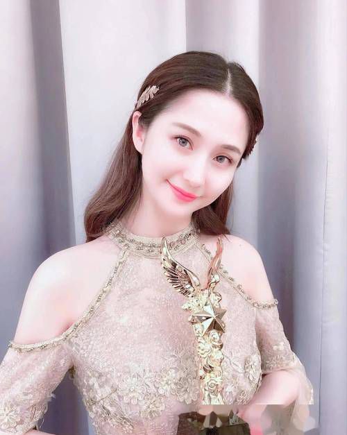 蓝燕微博穿搭秘籍大公开:明星同款搭配技巧与幕后造型故事解析 蓝燕微博穿搭秘籍大公开:明星同款搭配技巧与幕后造型故事解析