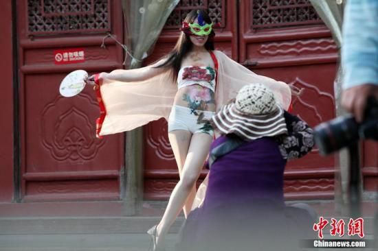 人体艺术摄影技巧:半裸尤物主题拍摄的构图与光影运用指南 人体艺术摄影技巧:半裸尤物主题拍摄的构图与光影运用指南