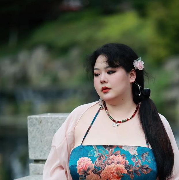 大码女装显瘦穿搭指南：bigbbw硕大无比身材的时尚搭配秘诀解析