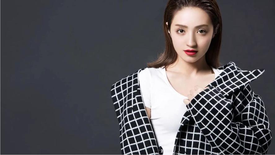 新疆18岁女RAPPER音乐成长故事:揭秘年轻音乐人的创作秘籍与行业趋势 新疆18岁女RAPPER音乐成长故事:揭秘年轻音乐人的创作秘籍与行业趋势