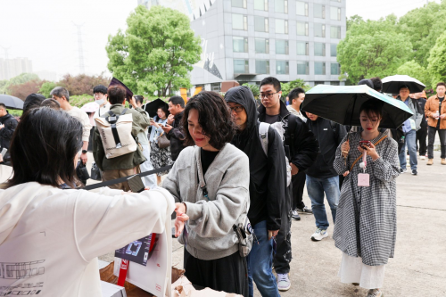 如何通过黑科技解锁未来电竞新体验？长沙金字塔下藏着哪些次元秘密？